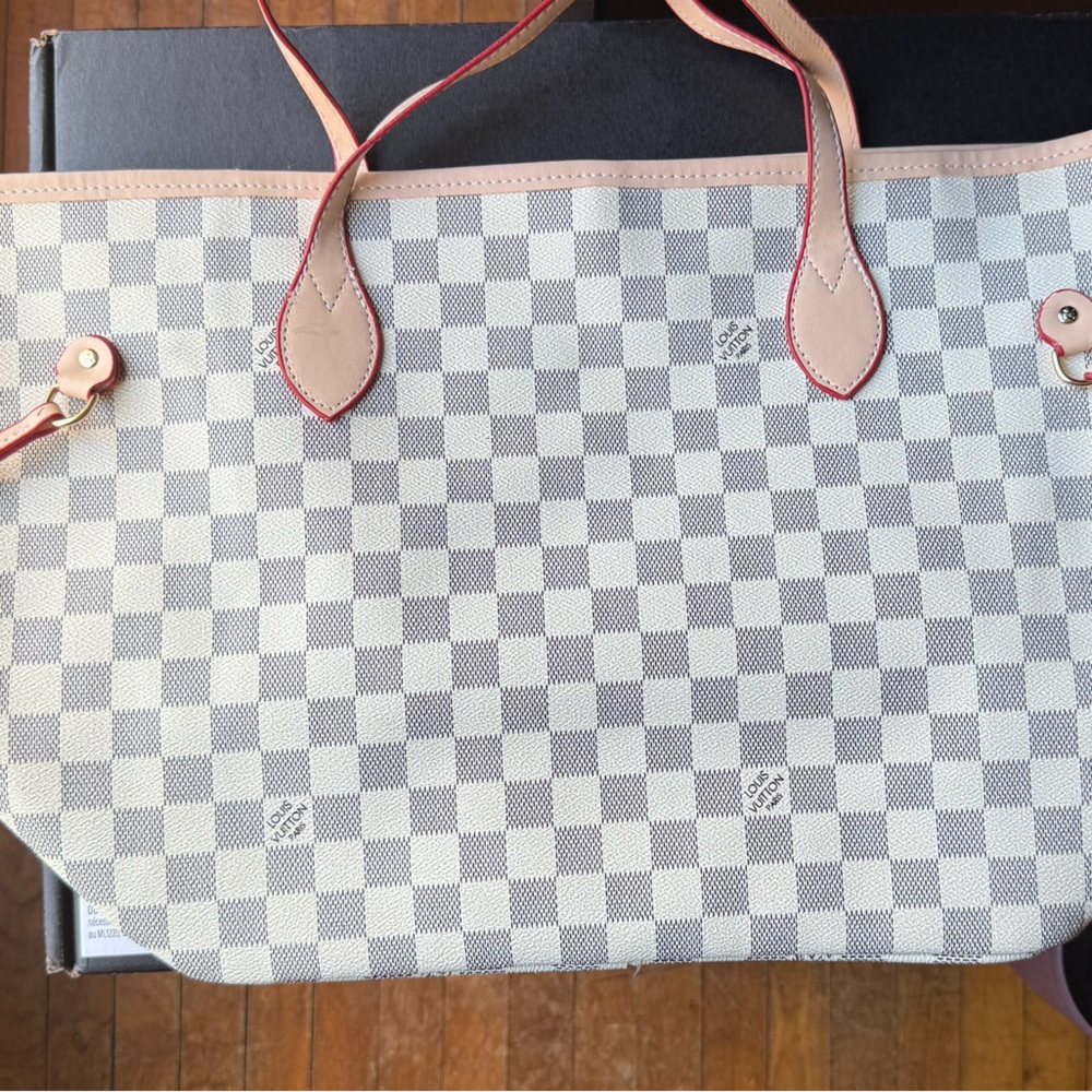 Medium sized handbag white checkered